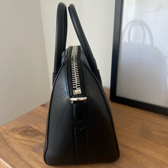 Givenchy Mini Antigona Bag in grained leather - Picture 4 of 16